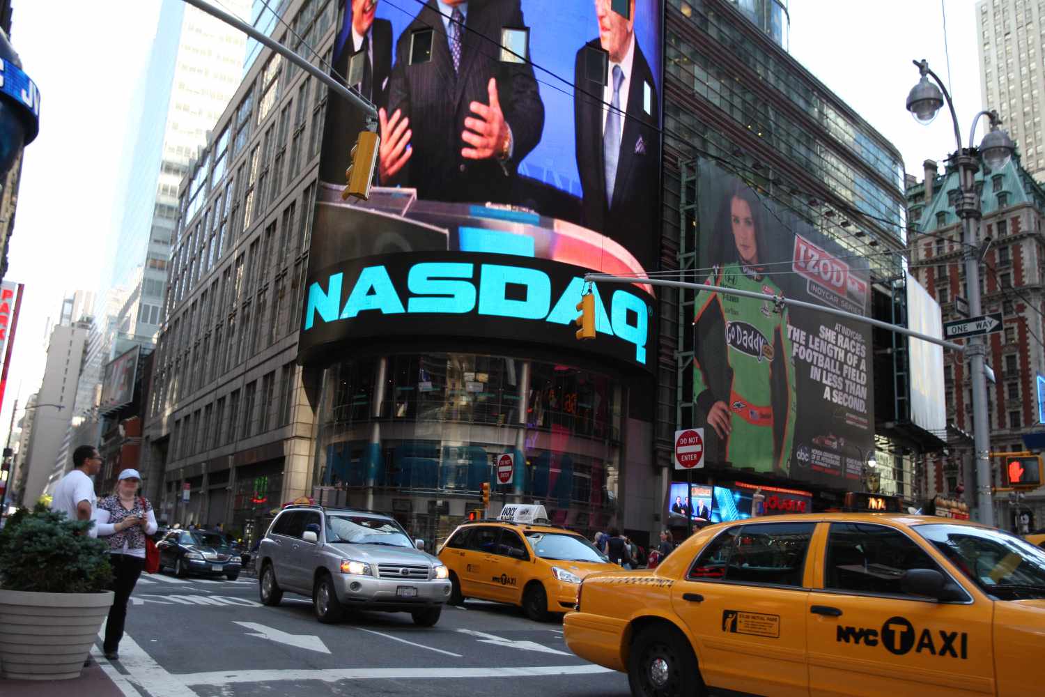 Dow vs. Nasdaq: Understanding Key Differences Between Major U.S. Indexes Dow vs. Nasdaq: Understanding Key Differences Between Major U.S. Indexes