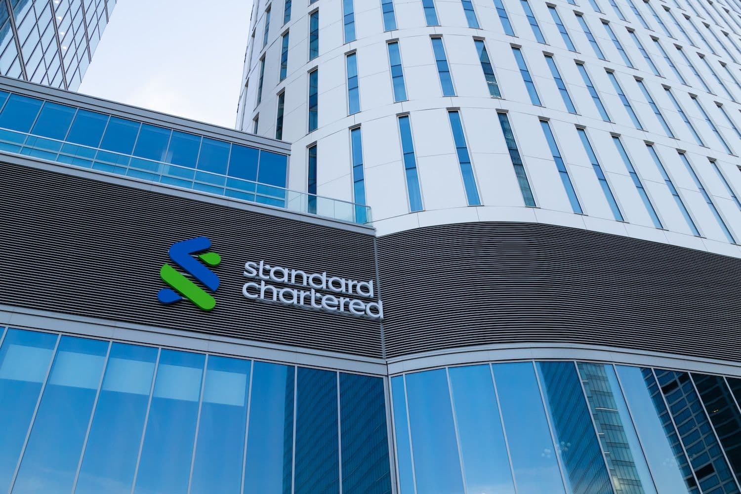 Standard Chartered Warns Bitcoin Collapse Could End DeFi's Challenge to Traditional Finance
