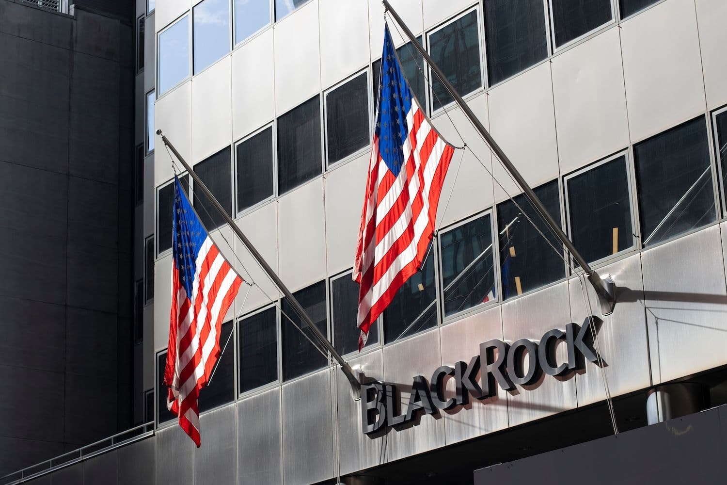BlackRock Bitcoin ETF Posts Record $523M Outflow as November Exodus Nears $3 Billion