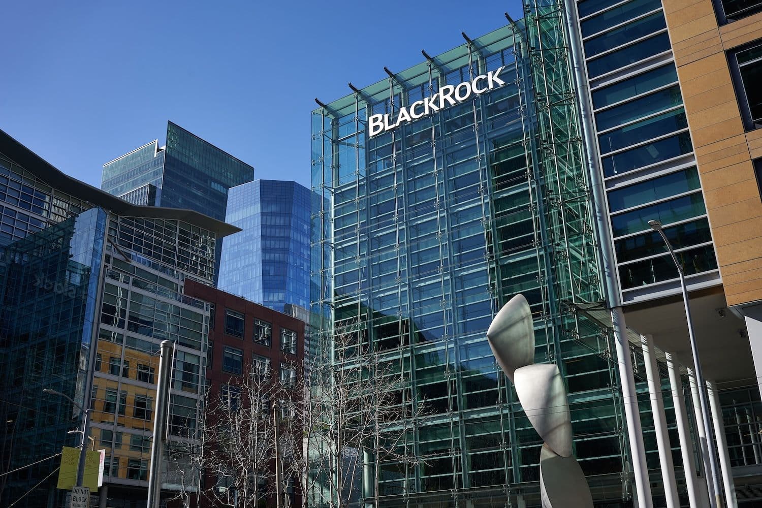 BlackRock and Grayscale Lead $903M Bitcoin ETF Exodus as Institutional Investors Flee Risk