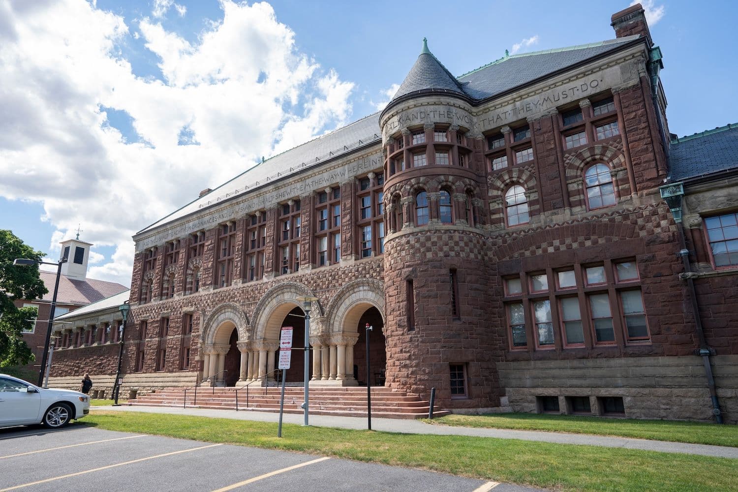 Harvard Sells 21% Of Bitcoin ETF, Pours M Into Ethereum Fund